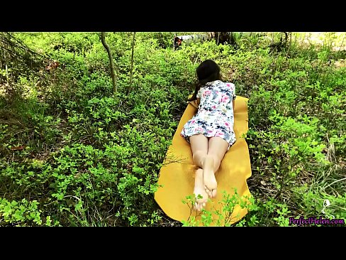 ❤️ Stranger on Tinder masturba a miña coña e fode apaixonadamente no bosque Vídeo porno en nós ❌️
