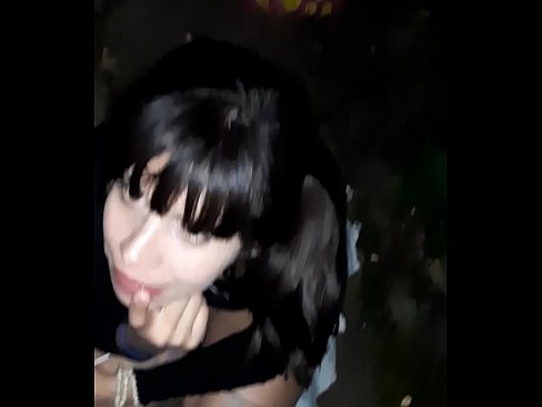 ❤️ Na rúa pene inchado a cambio de doces Vídeo porno en nós ❌️