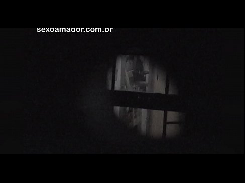 ❤️ Blondie é gravada en segredo por un voyeur do barrio escondido detrás de ladrillos ocos Vídeo porno en nós ❌️