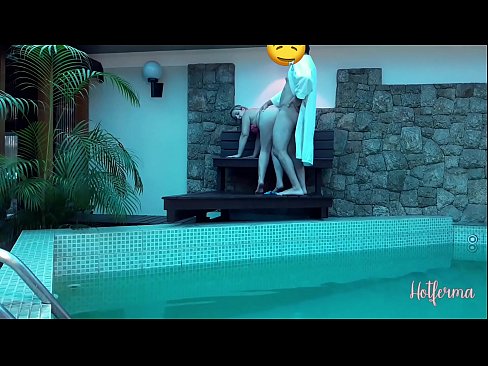 ❤️ O xefe invita a criada á piscina, pero non puido resistirse a un quente Vídeo porno en nós ❌️