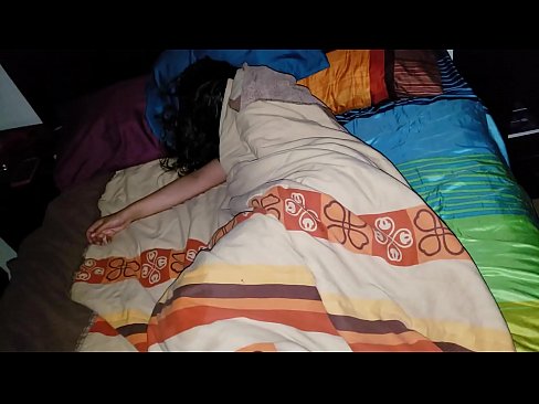 ❤️ Fillastro reprendendo á súa nova madrasta mentres ela dorme. Vídeo porno en nós ❌️