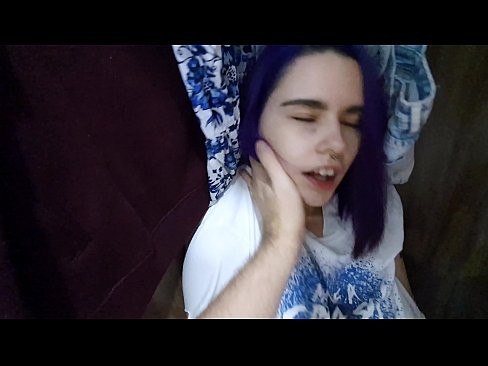 ❤️ Atopo a miña irmá no armario e axudouna a correrse Vídeo porno en nós ❌️